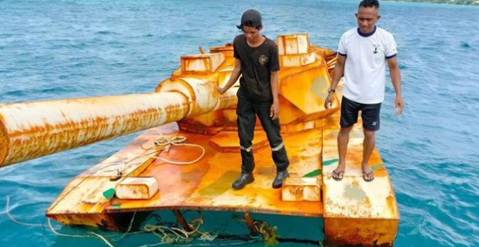 Terkuak, Benda Mirip Tank Mengapung Di Laut Natuna Rupanya....